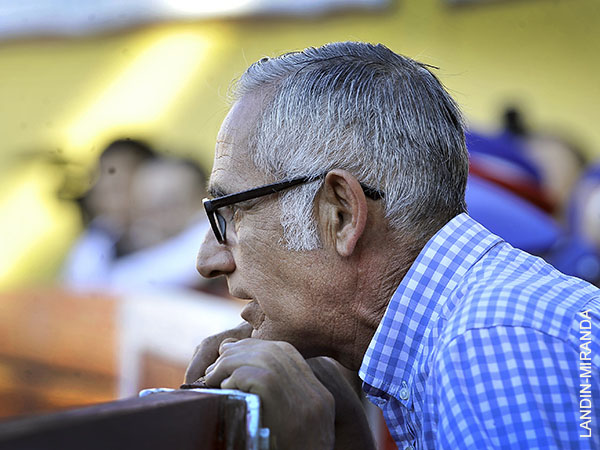 Luis Fernando pendiente de la lidia