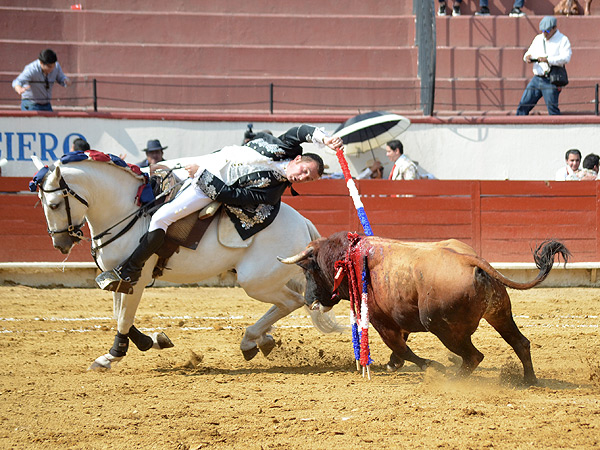 Sali�ndose de la silla