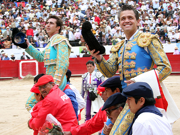 Alb�n y El Fandi, a hombros