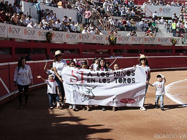 Si a los nios en los toros