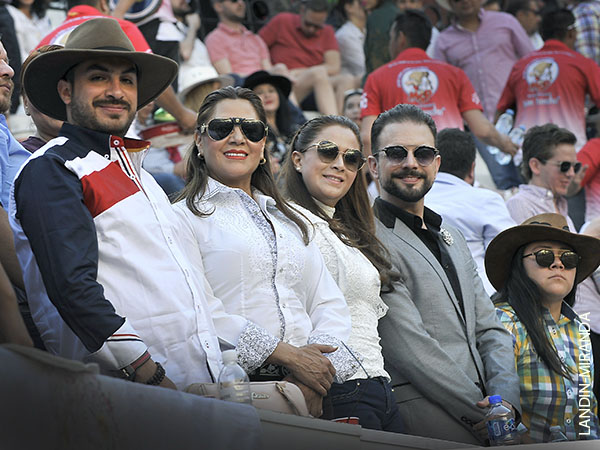 Palco de la alcaldesa Tere Jimnez