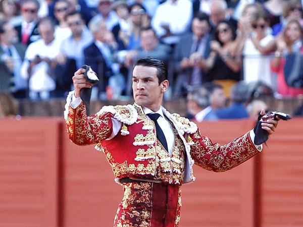 Manzanares, dos orejas en la novena