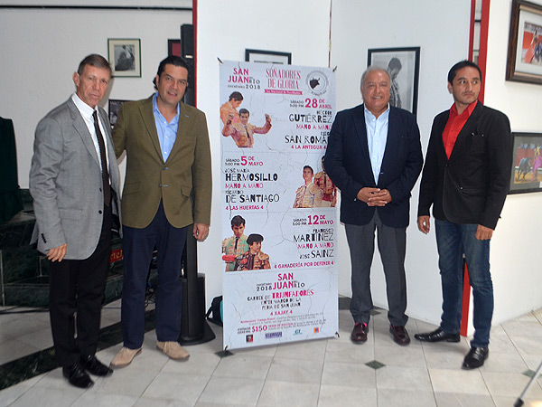 Posando con los carteles