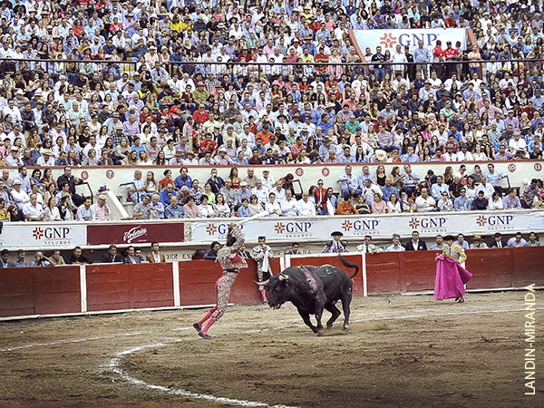 V�ctor Mora, ante 16 mil almas