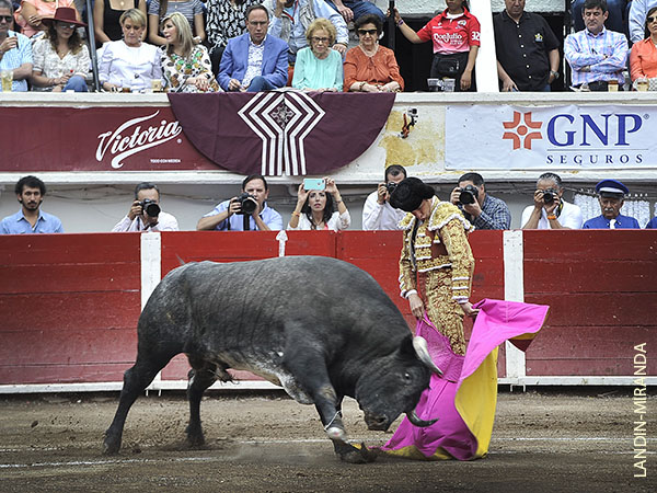 El Juli inicia la corrida de feria