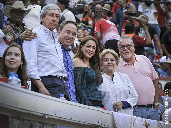 Alcaldesa e invitados especiales