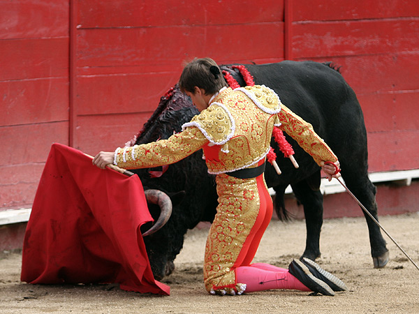 Aguantando... y de rodillas