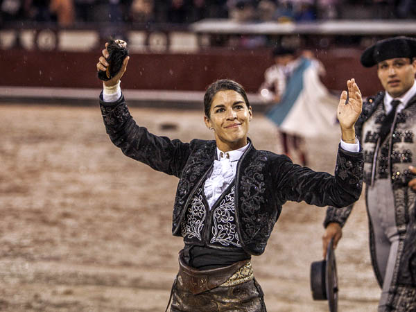 Lea cort� una oreja