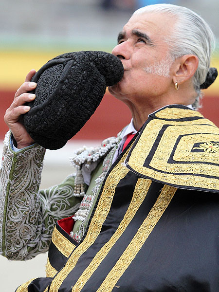 Minuto de aplausos al Brujo