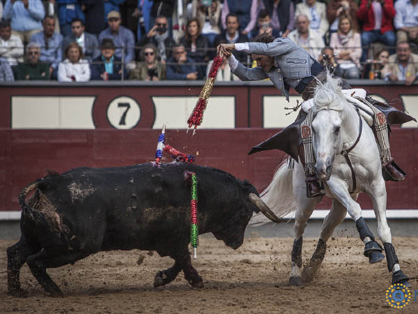 A dos manos, sin brida