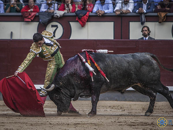 Ure�a, ovaci�n en su primero