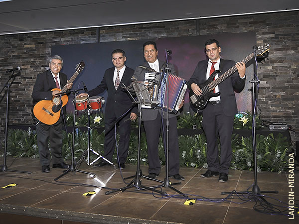 Amenizado por los hermanos Correa