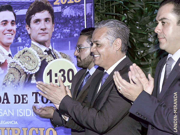 La develaci�n del cartel