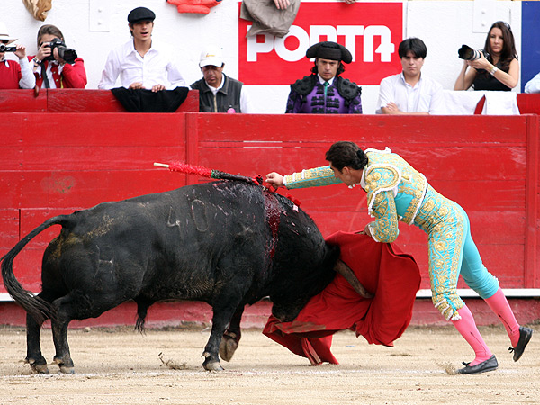 Castella observa la estocada