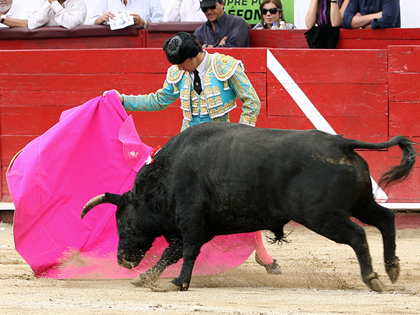 El Fandi con el capote