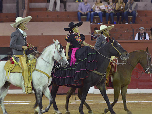 Adelita y charros