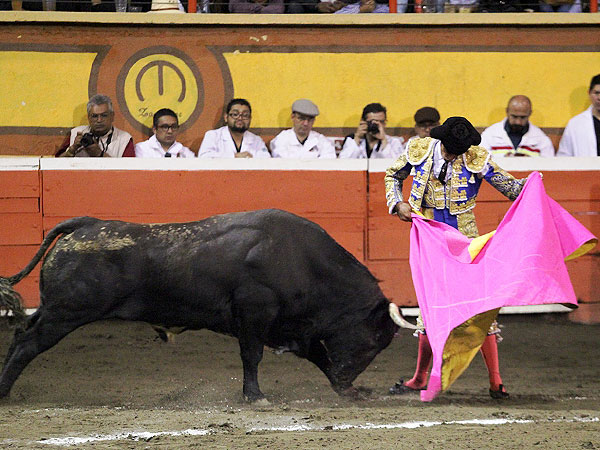 Elegante Garibay con la capa