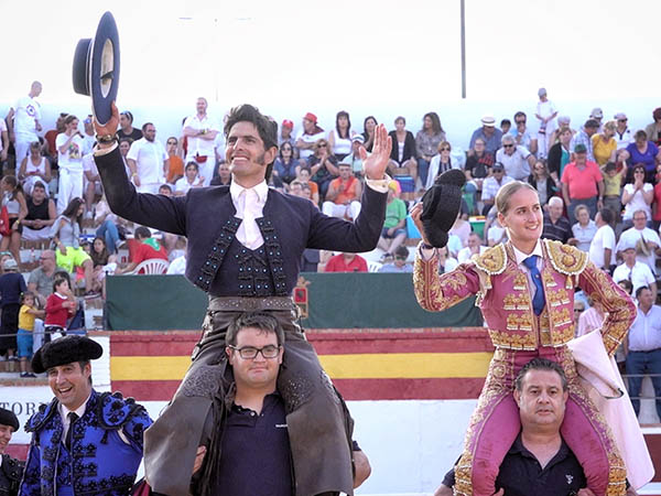 Emiliano y Roc�o en hombros