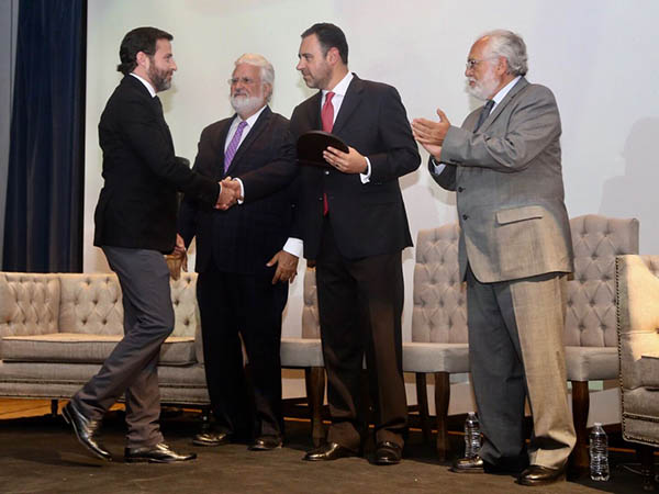 Juan Carlos L�pez recibe galard�n