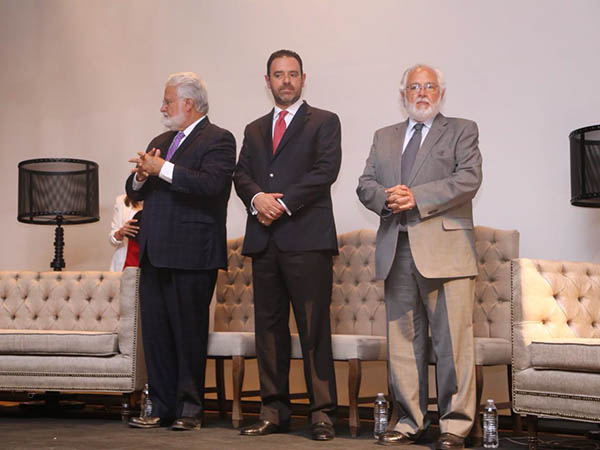 Alejandro Tello y los anfitriones