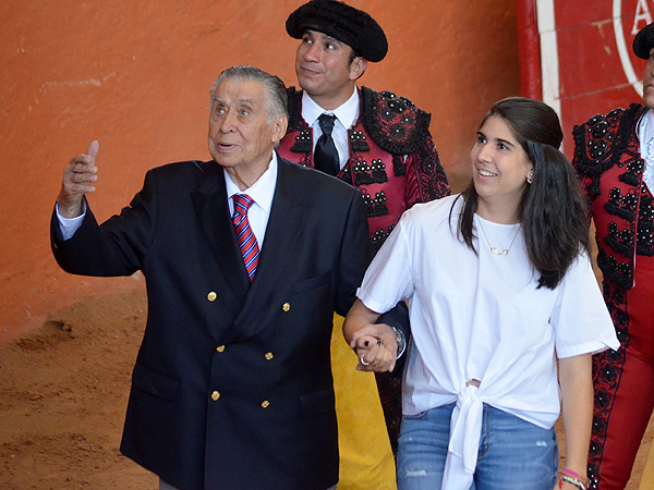 En compa��a de su nieta