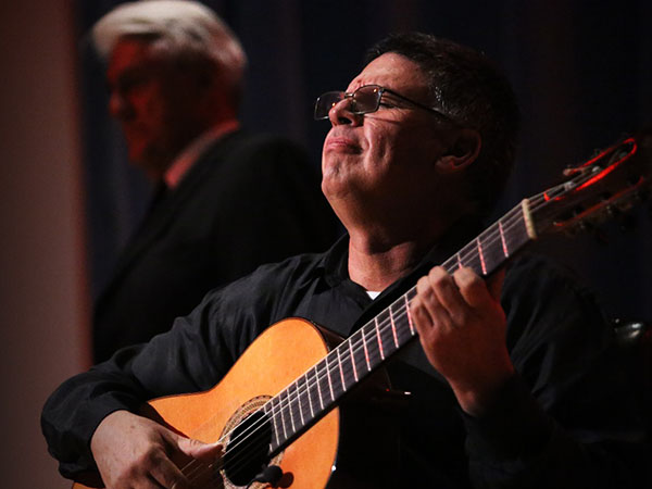 En la guitarra, Carlos Candelario