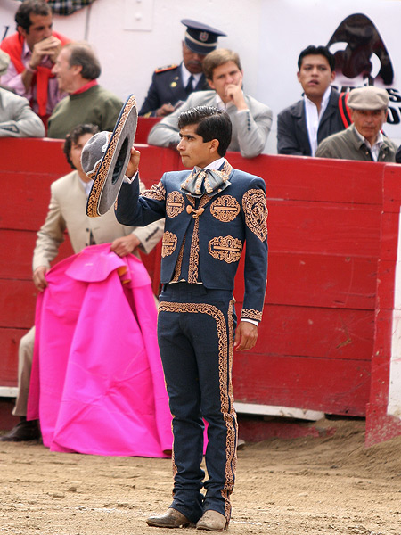 El mexicano, saludando