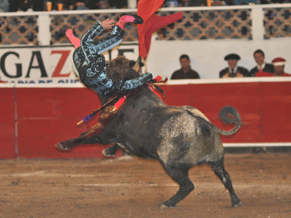 El momento de la cornada