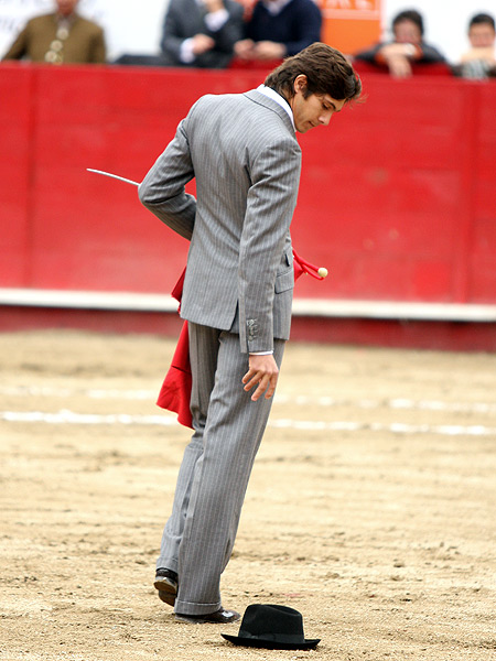 Dejando caer el borsalino