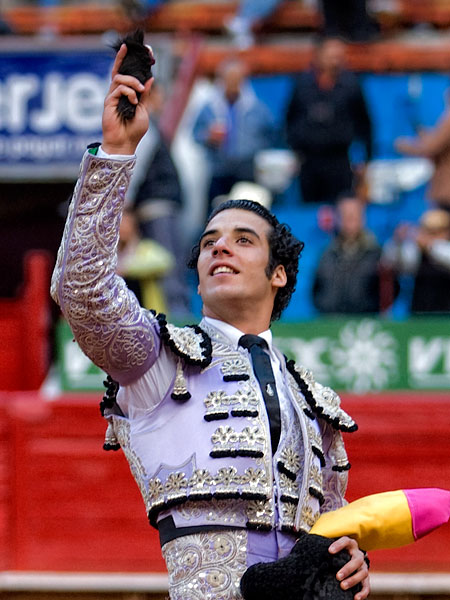 Contento con la oreja