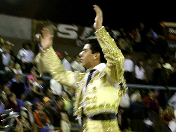 A hombros, sin tocar pelo