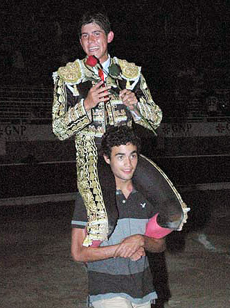 Hasta en hombros sali�