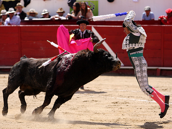 San Mart�n con las banderillas