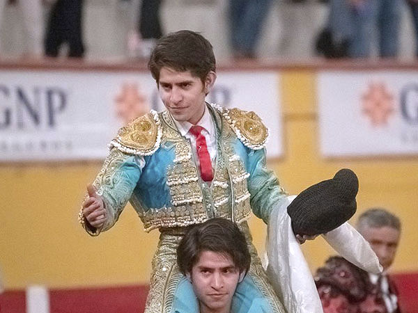 Juan Pedro, en volandas