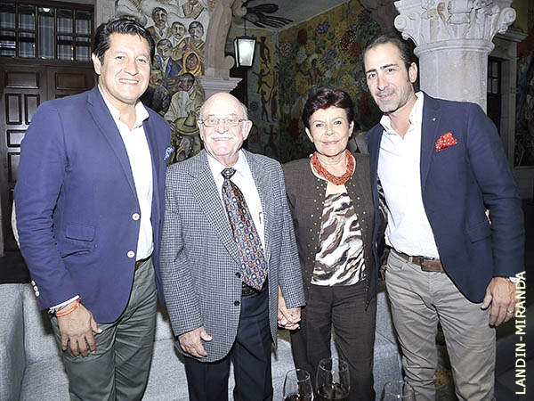 Periodista con ganaderos de AGS