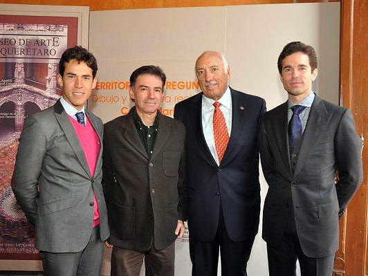 El Pollo posando con los toreros