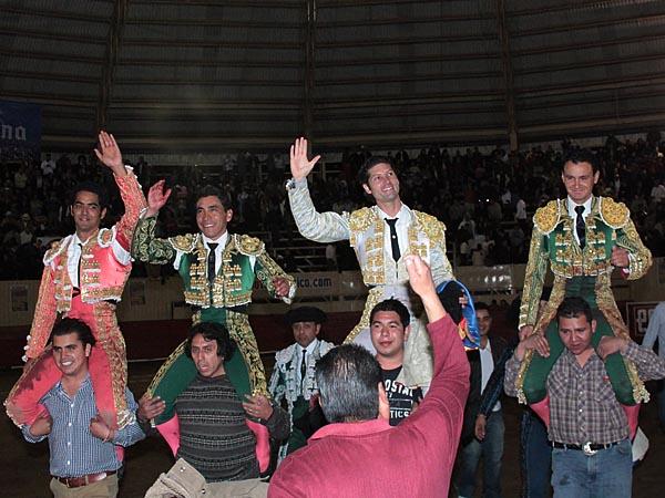 Todos salieron en hombros