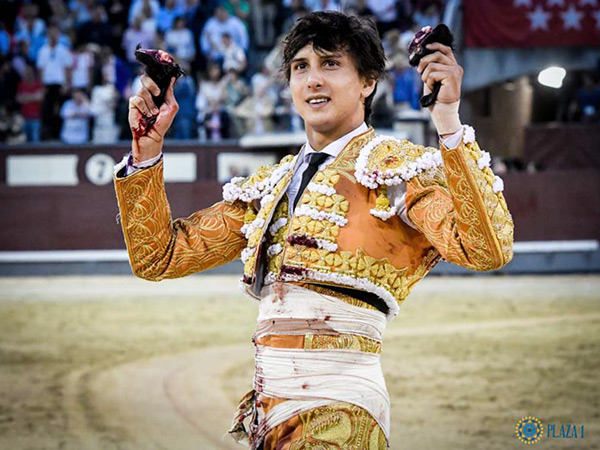 Orgulloso con ambos trofeos