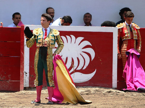 Saludando en el tercio
