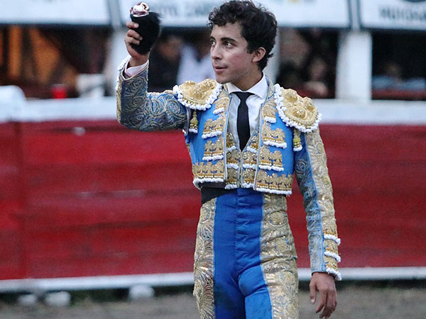 Con la oreja del sexto