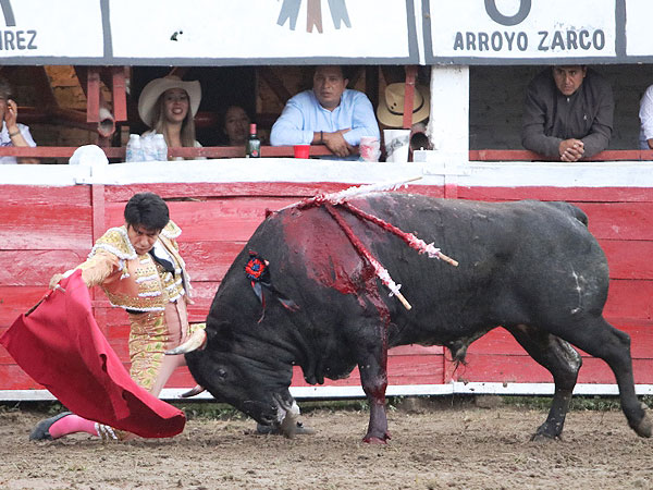 Uriel iniciando por bajo