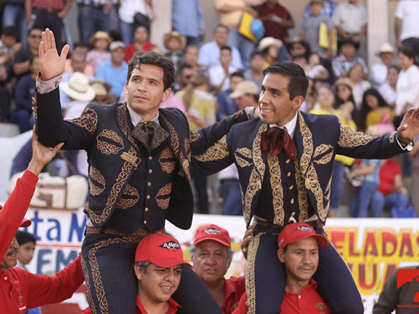 Ambos matadores en volandas