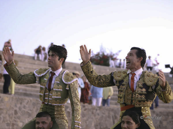 Ambos matadores en volandas