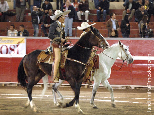 Alguacilillos abren la nocturna