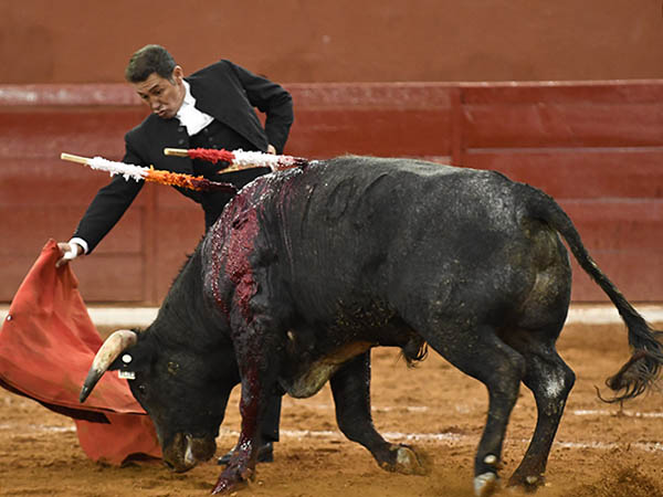 Con la mano en la cintura