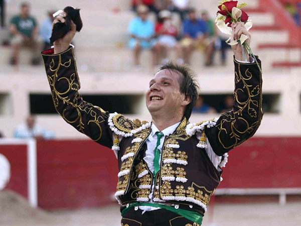 Gustavo Garc�a, paseando el trofeo