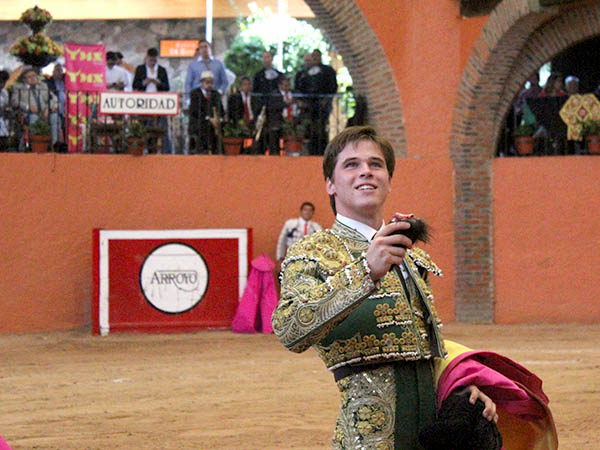 Llaguno, vuelta de una oreja