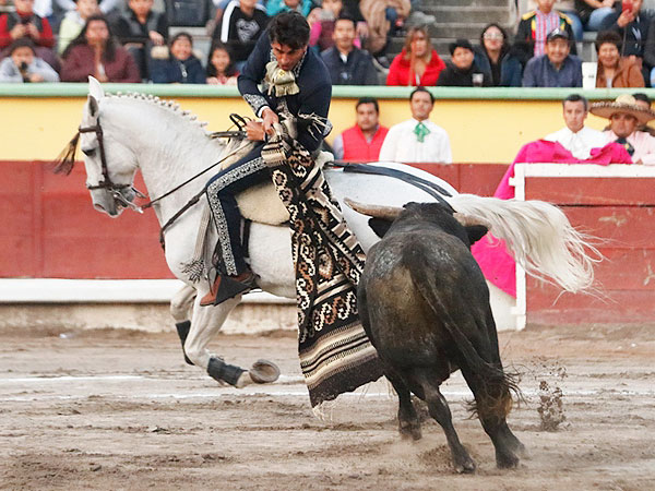 El charro iniciando su faena