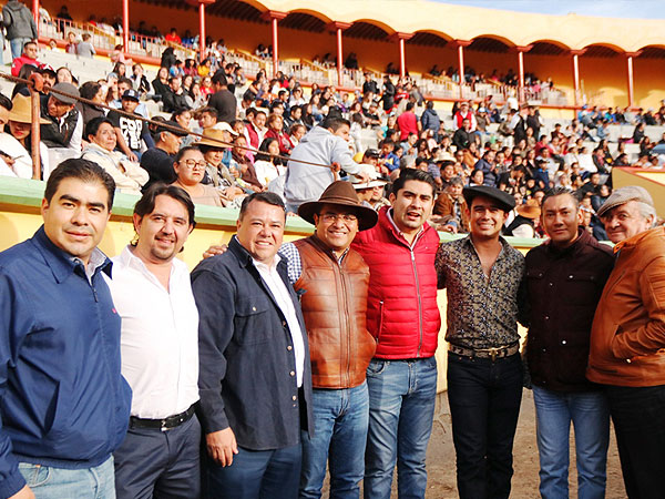 Pol�ticos apoyan las tradiciones