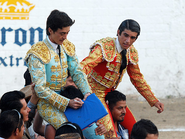 En volandas ambos diestros